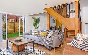 Byevo Oswestry Barn - Quirky Romantic Retreat Or Cosy Contractor Base